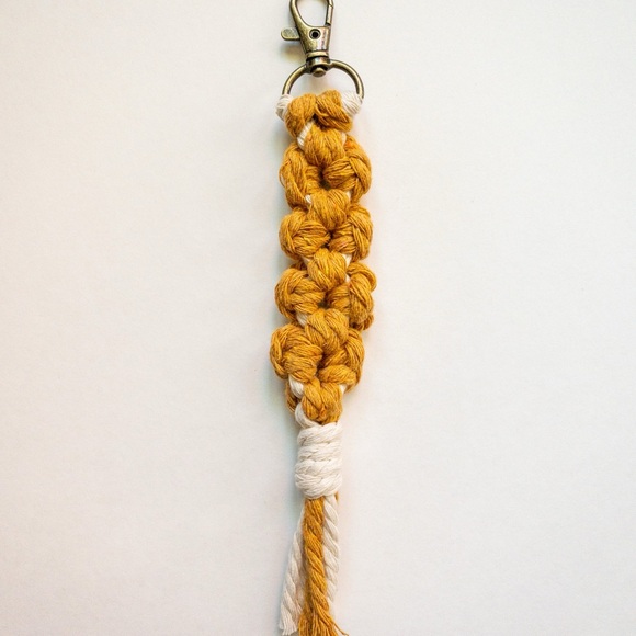 Macramé Flower Keychain - Handmade - Picture 4 of 7